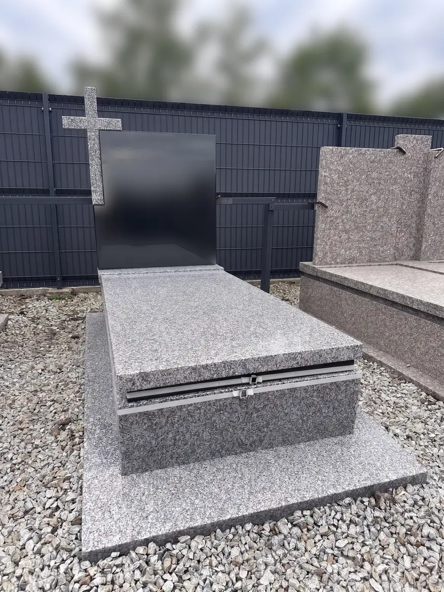 Ekonomiczny nagrobek pojedynczy z jasnoszarego granitu z czarną tablicą i kamiennym krzyżem - Igorkamienie